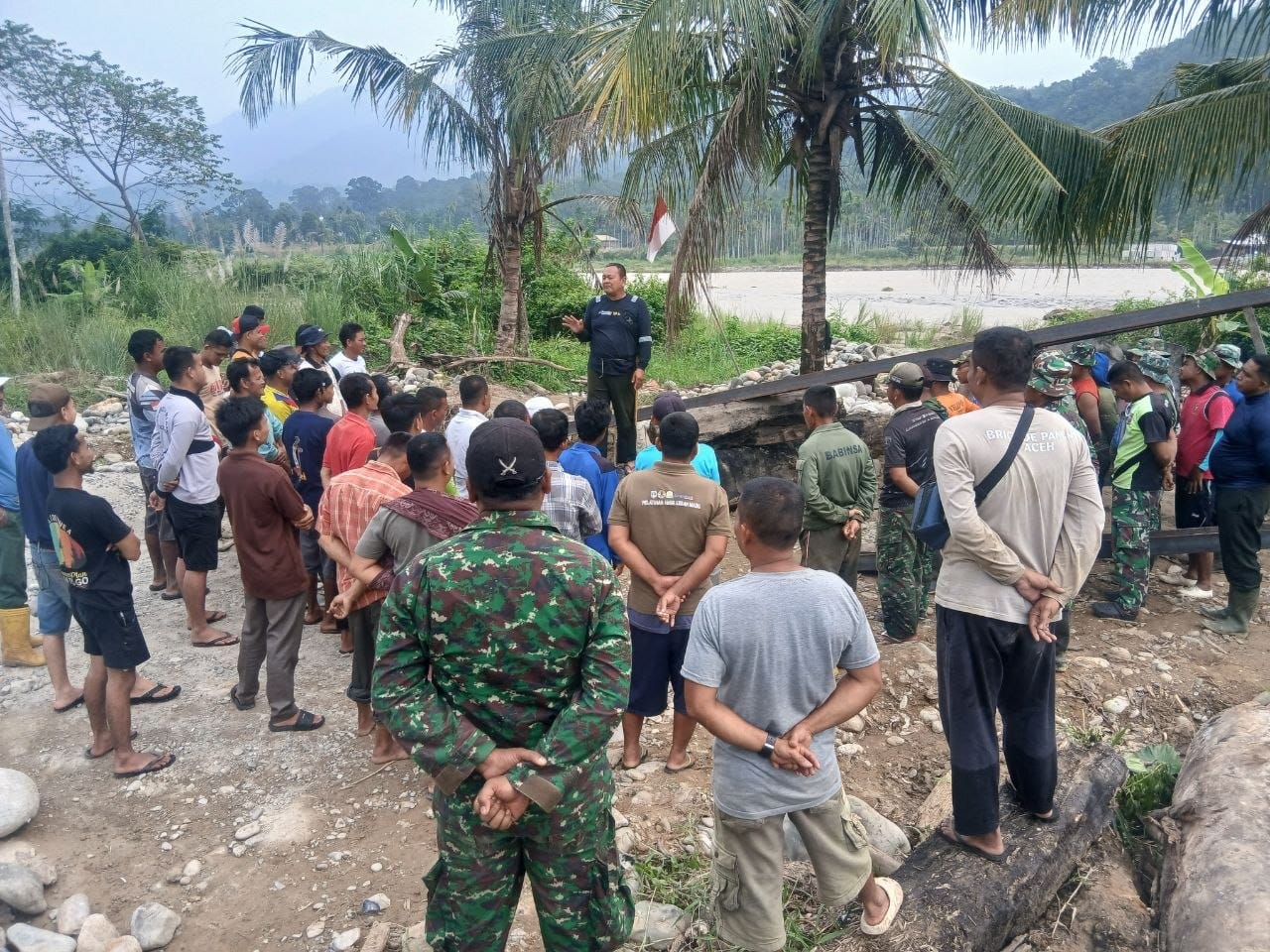Gotong Royong TNI dan Warga Bangun Jembatan Garuda Perintis