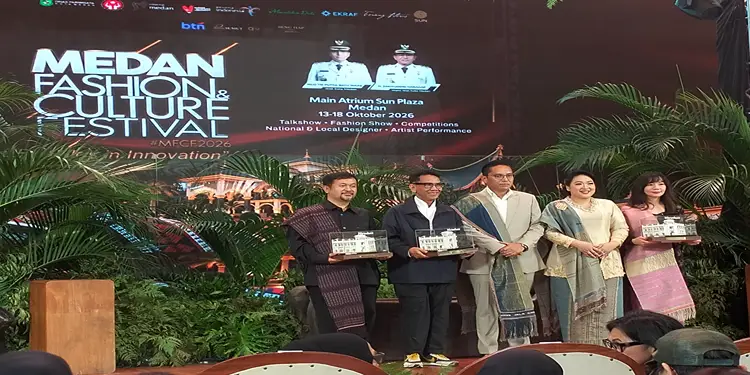 Kain Ulos Tradisional Bertemu Inovasi Modern di Medan Fashion & Culture Festival
