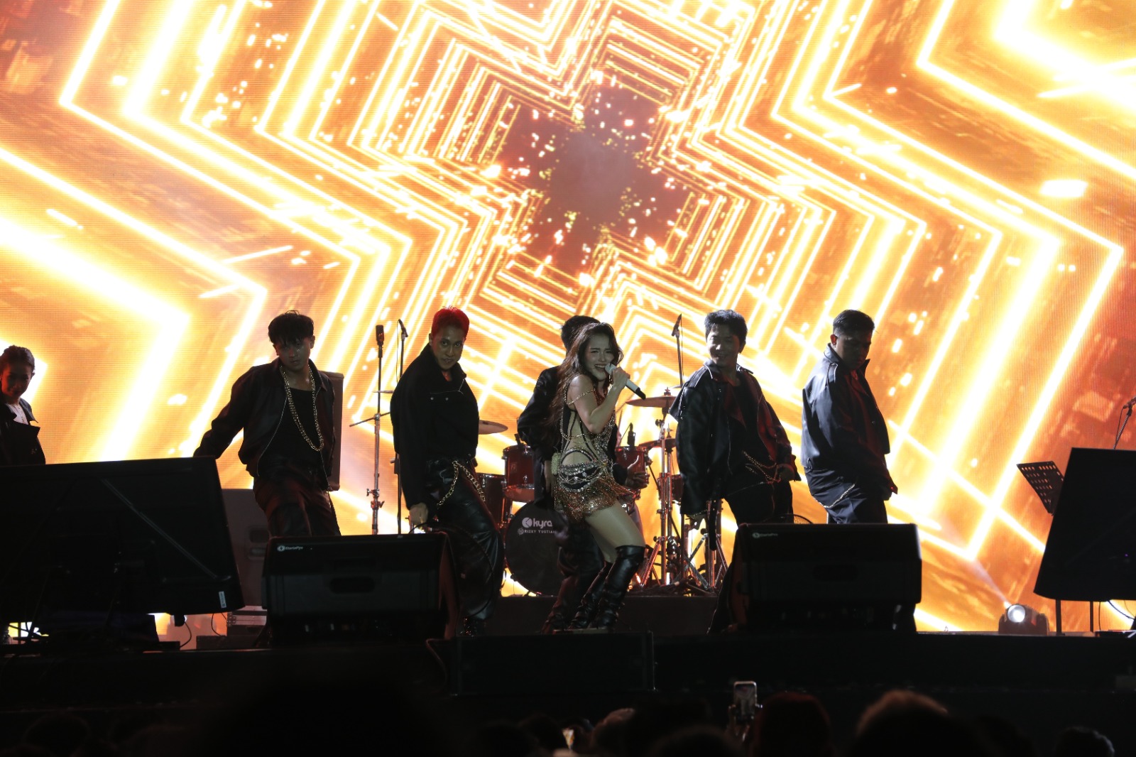Ayu Ting Ting Ciptakan Goyang Massal di Synchronize Fest