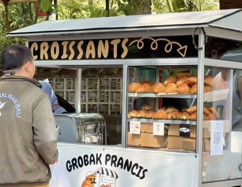 Dari Croissant Gerobak hingga Kue Lumpur: Bisnis Makanan Viral yang Menguntungkan