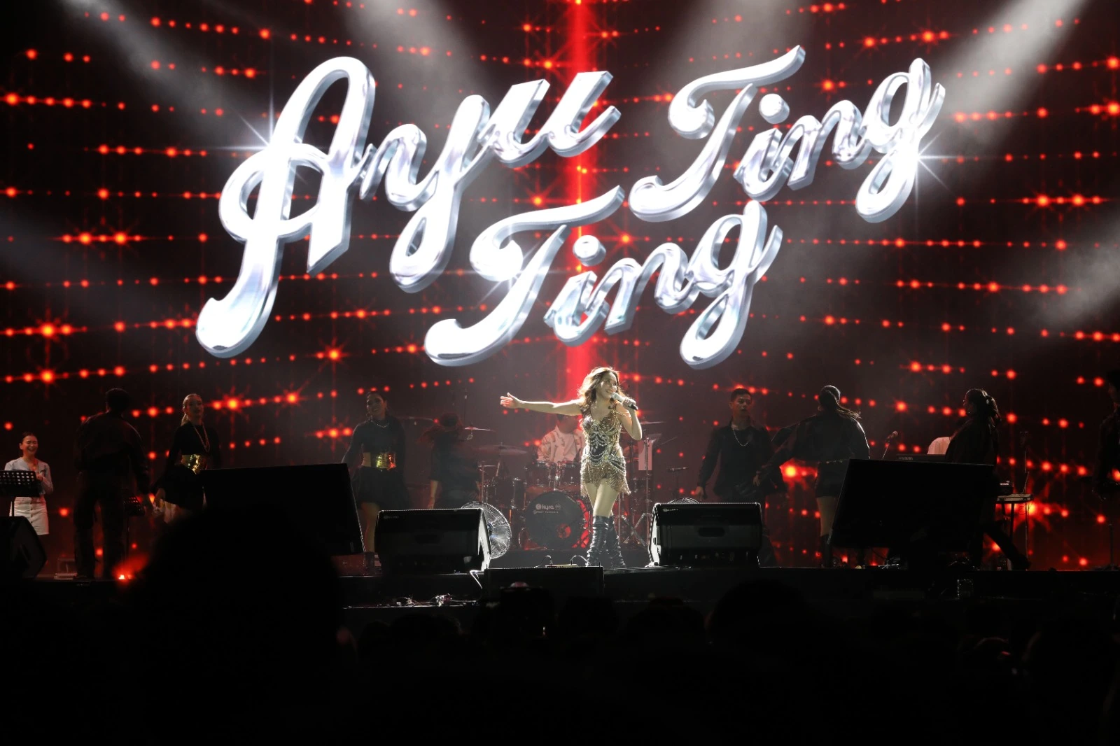 Ayu Ting Ting Ciptakan Goyang Massal di Synchronize Fest
