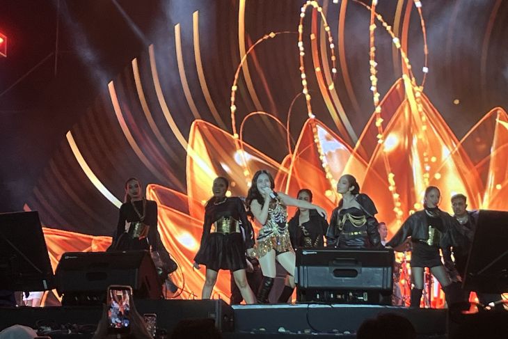 Ayu Ting Ting Memukau Synchronize Fest dengan Duet dan Goyang Massal