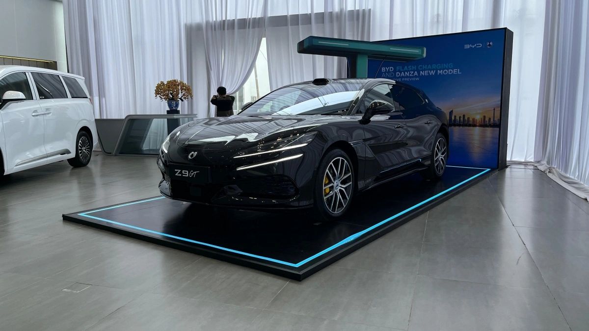 Sedan Listrik Premium 1.156 PS dengan Flash Charging 9 Menit