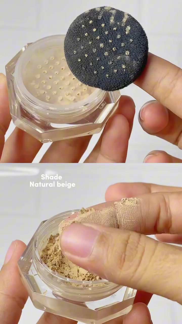 Kolase jar Salsa Cover Me Loose Powder bentuk heksagonal dengan puff hitam dan swatch bedak shade natural beige di ujung jari