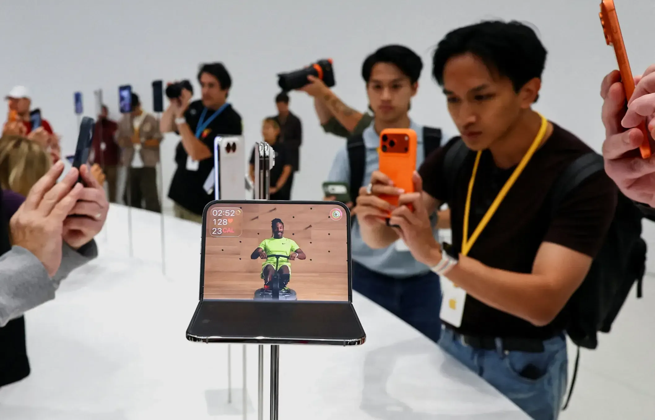 iPhone Duo Lipat Ludes: Strategi Apple dan Psikologi Demam Beli