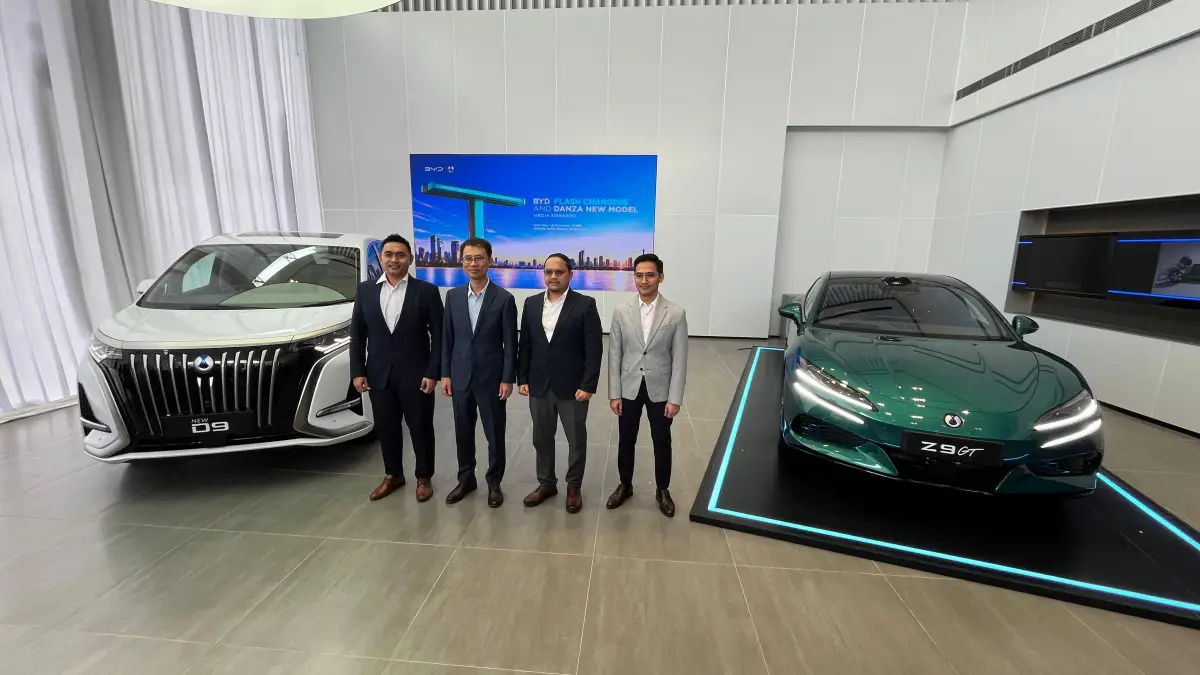 Sedan Listrik Premium 1.156 PS dengan Flash Charging 9 Menit