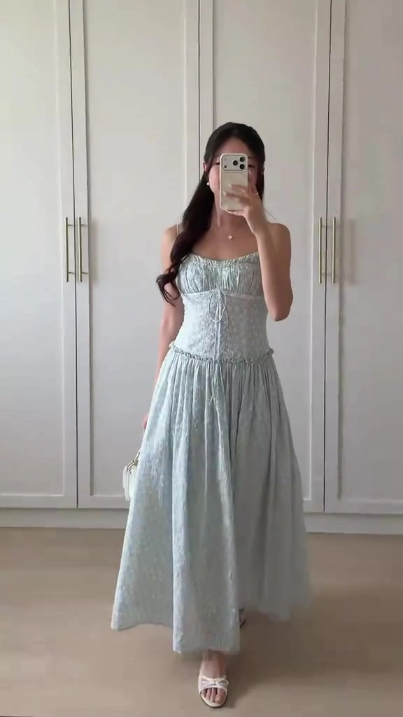 Pretty Dress Lagi Ramai di Feed, Tapi Mana yang Masuk Akal buat Cuaca Kita?