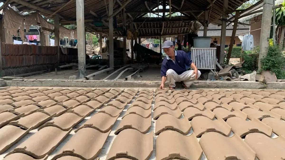 Perajin Genteng Tradisional Berjuang di Tengah Program Bedah Rumah
