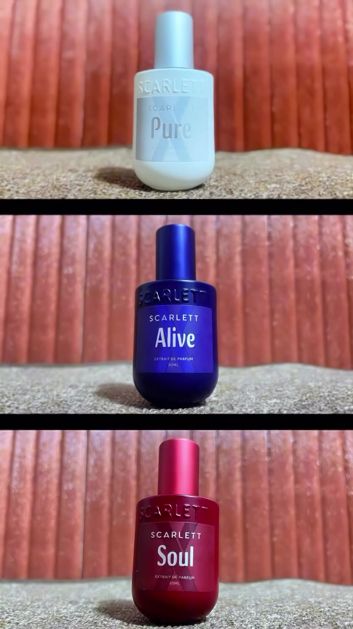 Tiga botol Scarlett X Series, Pure putih, Alive biru, dan Soul merah, berdiri di atas karpet dengan latar kepala ranjang kayu dalam tiga panel foto