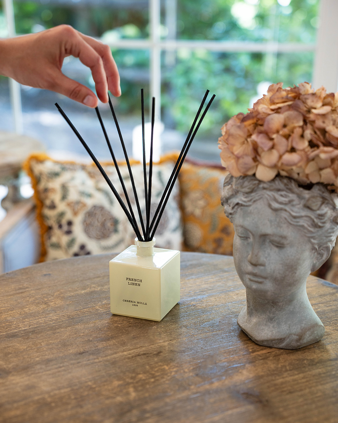 Diffuser Ultrasonik vs Reed Diffuser: Pilih yang Mana Biar Rumah Wangi Tanpa Ribet?