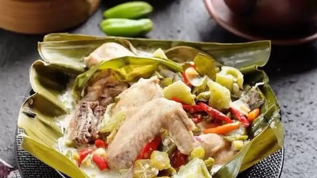 Tiga Resep Garang Asem Ayam: Kuah Bening dan Kukusan Daun Pisang