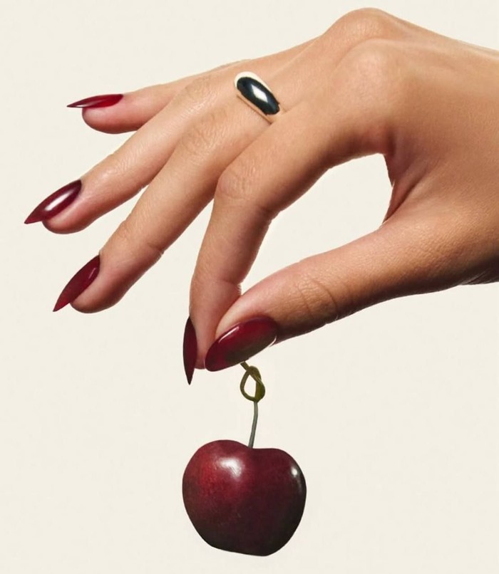 Cherry Noir Nail Art: Panduan Manicure Elegan ala Selebriti