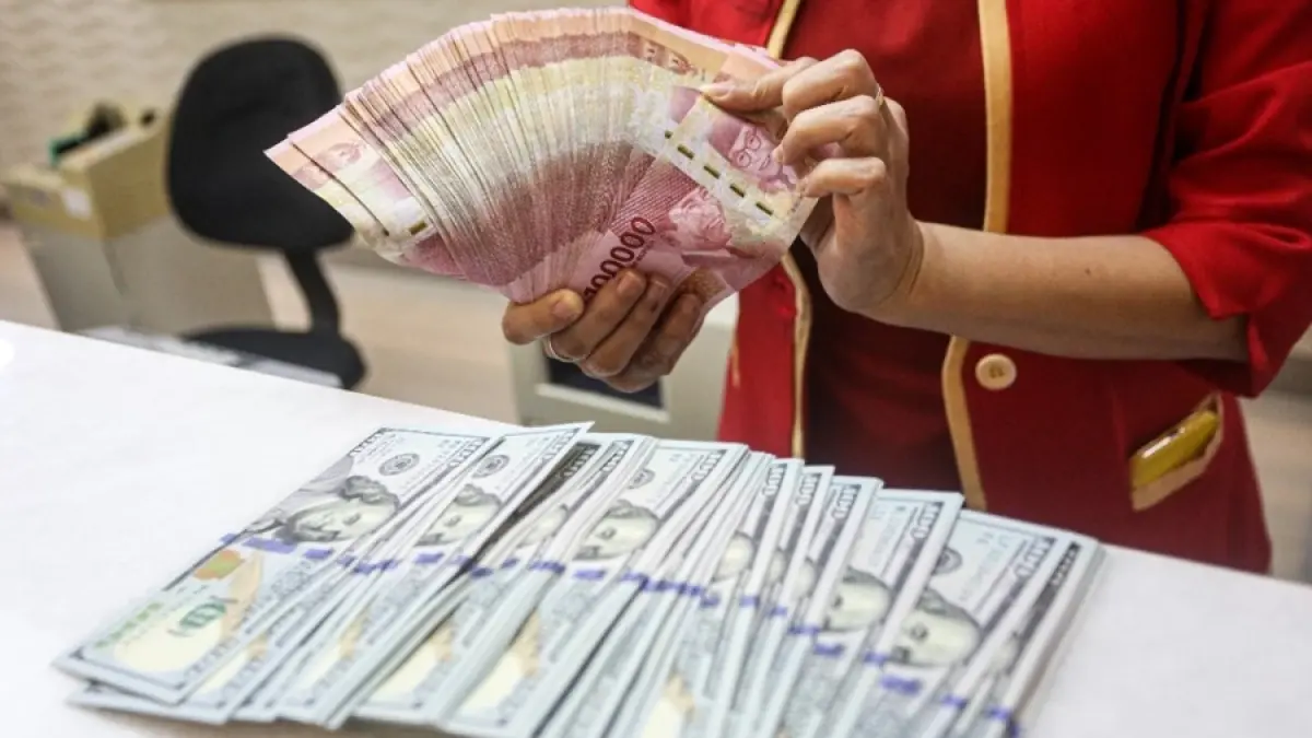 Rupiah Melemah ke Rp18.500: Politik dan Sentimen Global Menekan Pasar