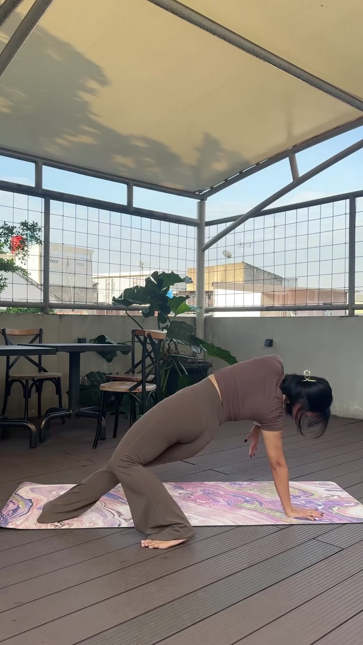Matras yoga yang grip-nya bertahan saat tangan berkeringat