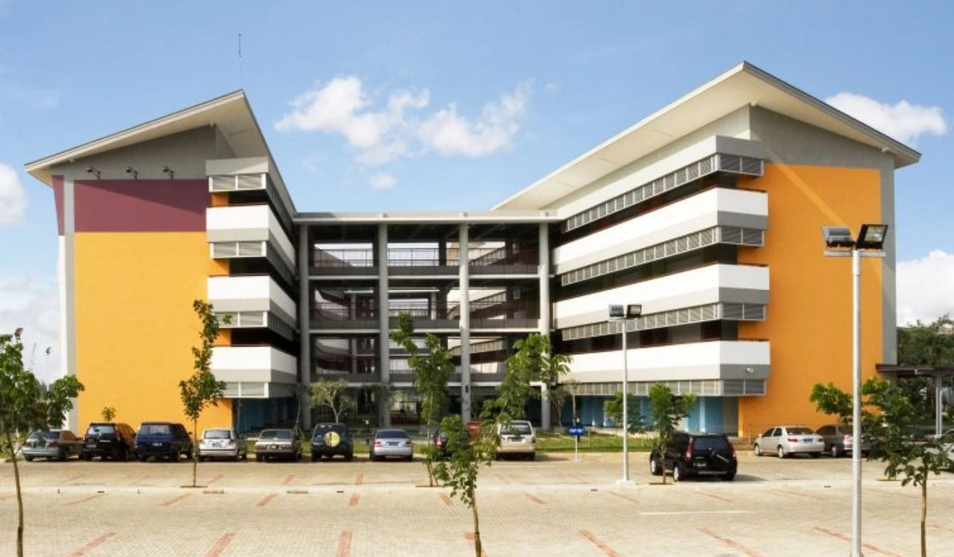 Siswa IB dan Cambridge Unggul: Strategi Sekolah Premium