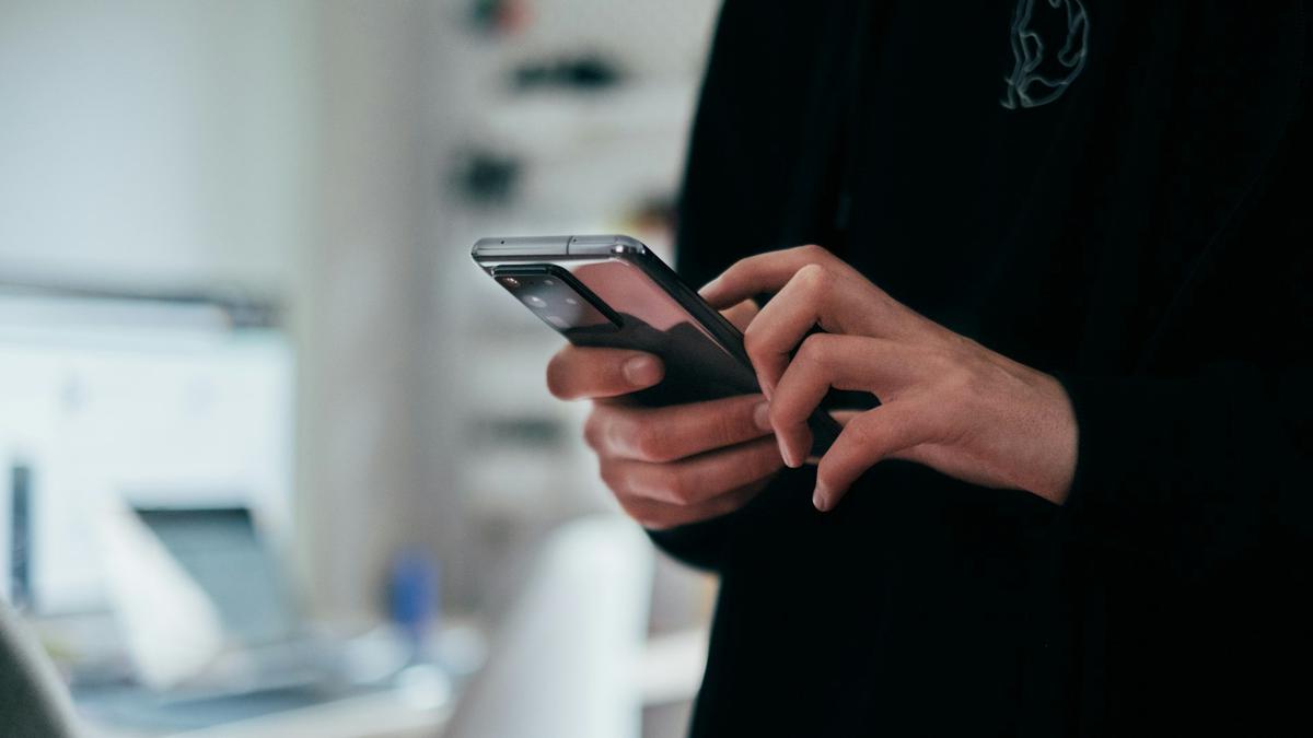 Cek Ponsel Tanpa Notifikasi: Alarm Dini Gangguan Mental Digital