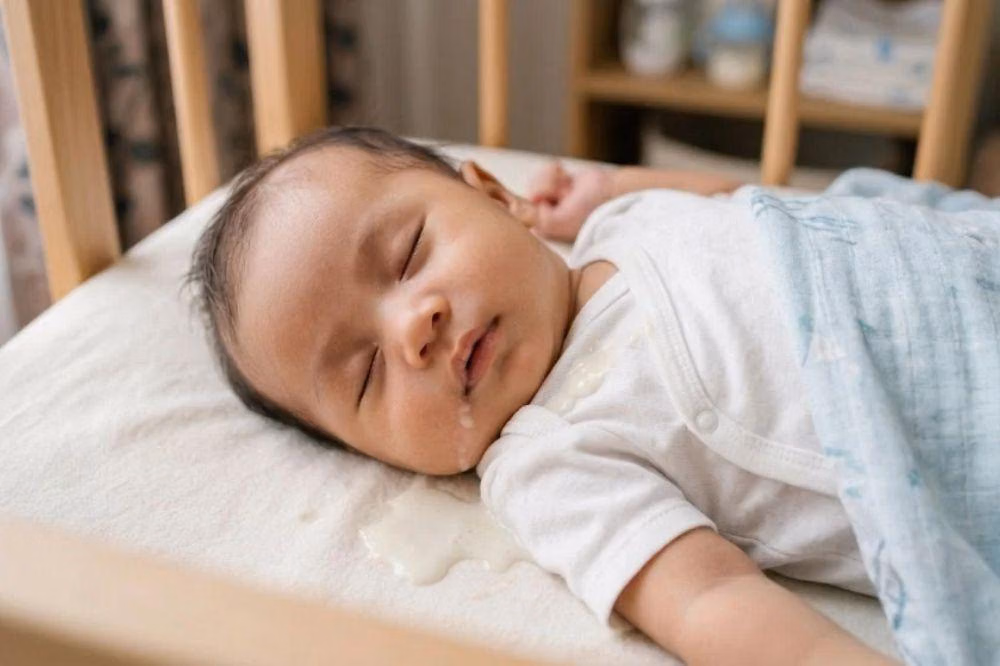 Bayi Muntah saat Tidur: Penyebab dan Langkah Aman