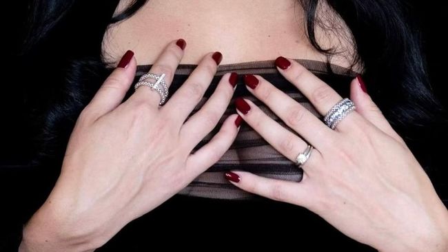 Cherry Noir Nail Art: Panduan Manicure Elegan ala Selebriti