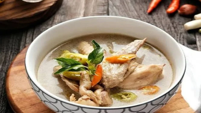 Tiga Resep Garang Asem Ayam: Kuah Bening dan Kukusan Daun Pisang