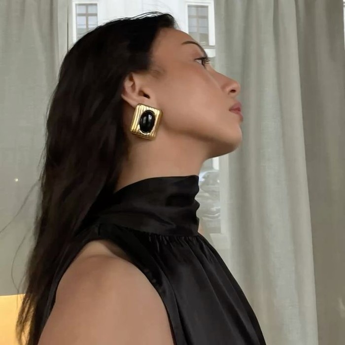 Dari Statement Earrings hingga Kalung Mutiara: Panduan Styling Perhiasan yang Mencuri Perhatian