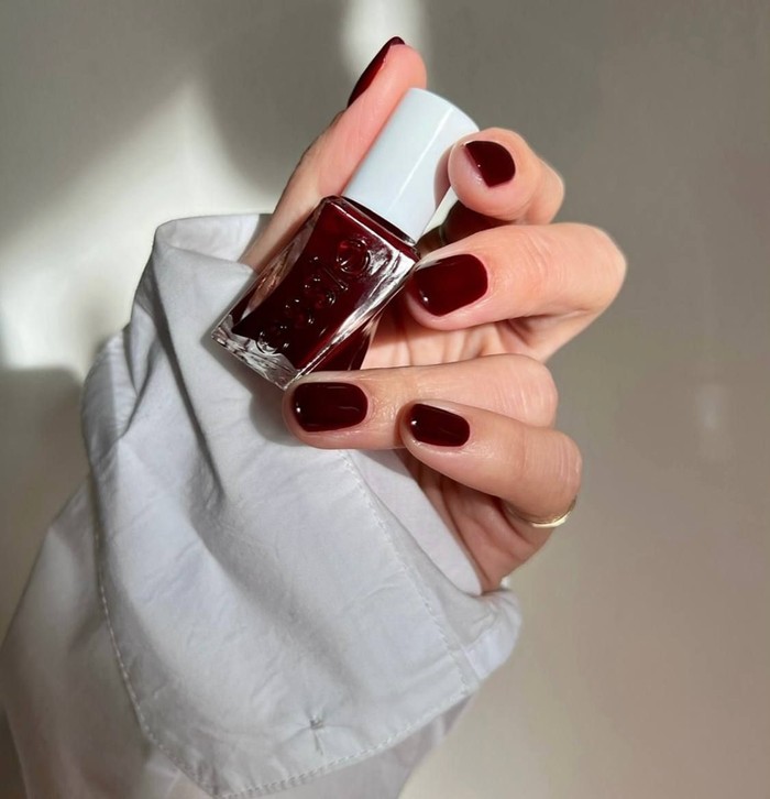 Cherry Noir Nail Art: Panduan Manicure Elegan ala Selebriti