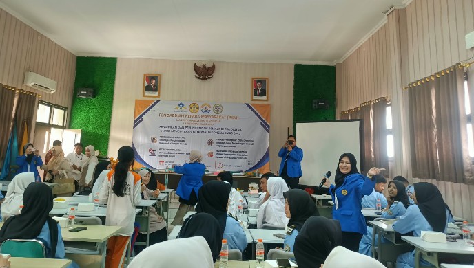 Mahasiswa Universitas Bawa Revolusi Pelatihan Digital ke Sekolah Menengah