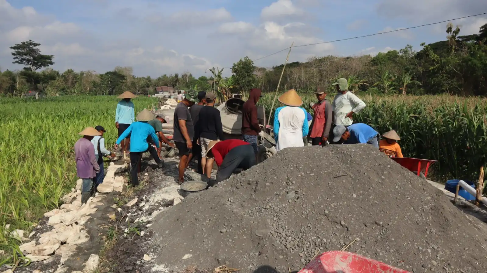 Bagaimana Program TMMD Mempercepat Pembangunan Jalan Desa lewat Gotong Royong