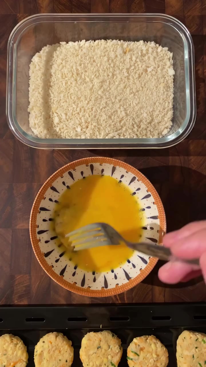 Wadah tepung panir, mangkuk telur kocok, dan nugget mentah siap dilapis
