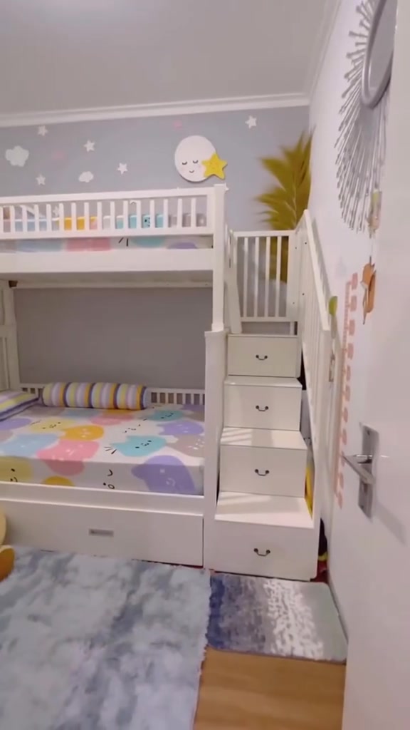 Ranjang tingkat kayu putih dengan tangga laci empat anak tangga dan karpet abu-abu di kamar anak