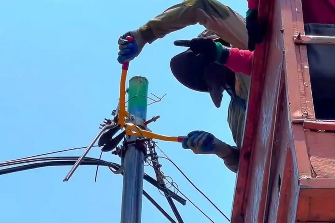 Surabaya Tertibkan Jaringan Utilitas: Kabel Ilegal Dibongkar, Wajah Kota Dirapikan