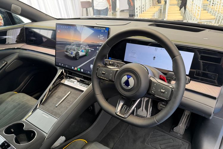 Sedan Listrik Premium 1.156 PS dengan Flash Charging 9 Menit