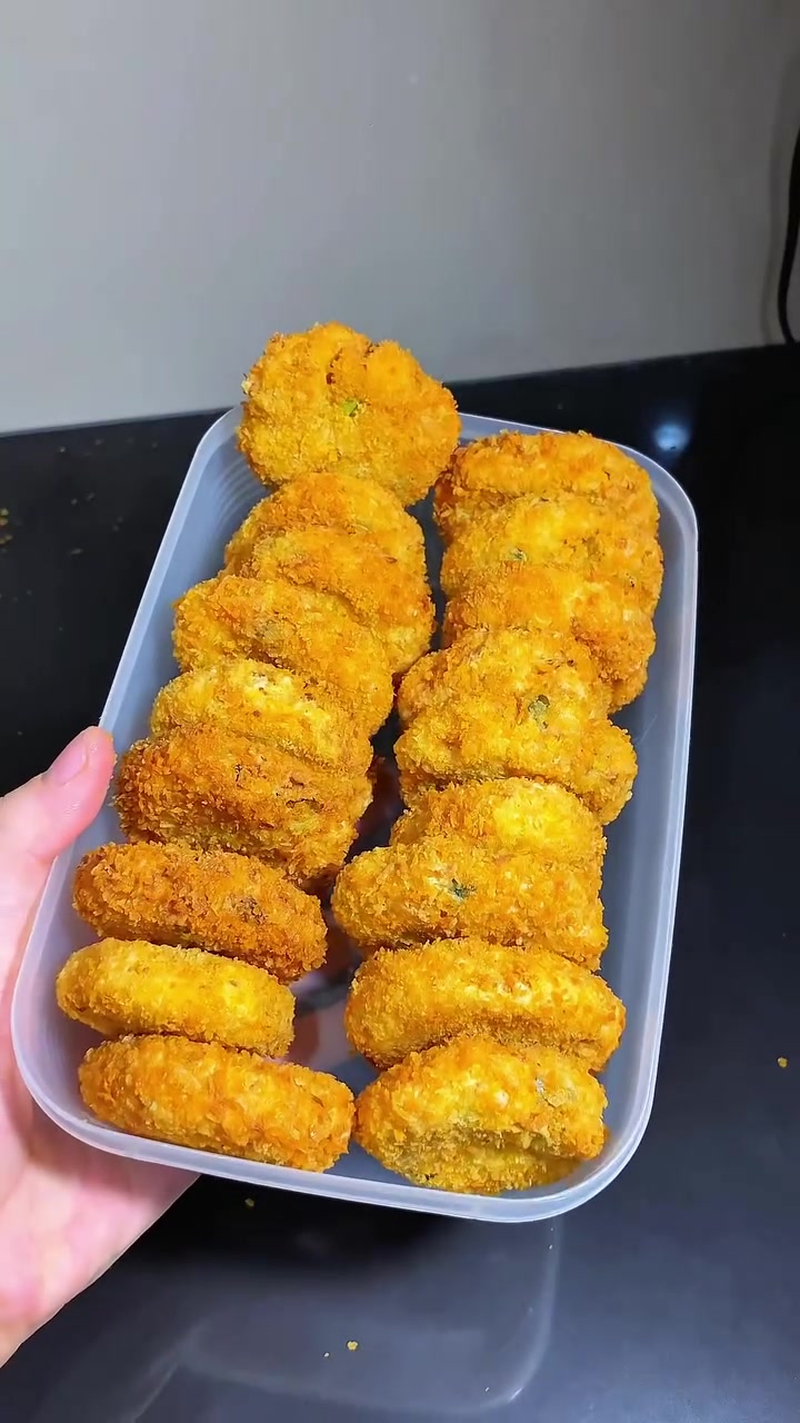 Wadah plastik berisi nugget tempe goreng yang tersusun rapi