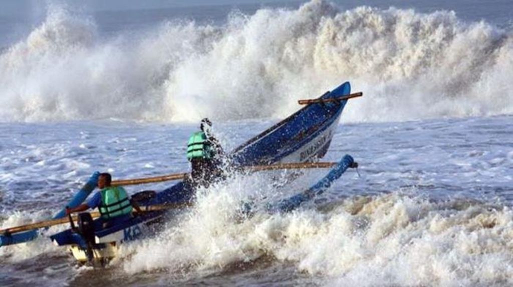 Gelombang Tinggi 4 Meter Ancam Perairan: Panduan Keselamatan untuk Nelayan dan Wisatawan