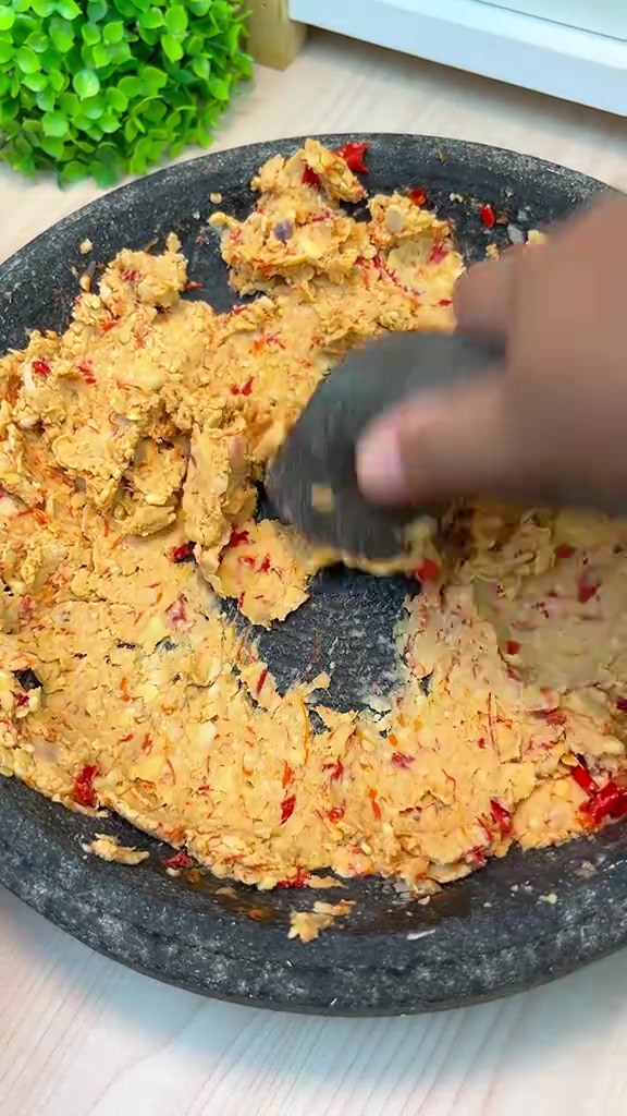 Tempe yang dihaluskan kasar bersama bumbu di cobek batu
