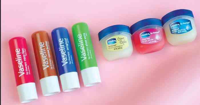 Emina Tinted Lip Balm vs Vaseline Lip Therapy: Mana untuk Bibir Keringmu?