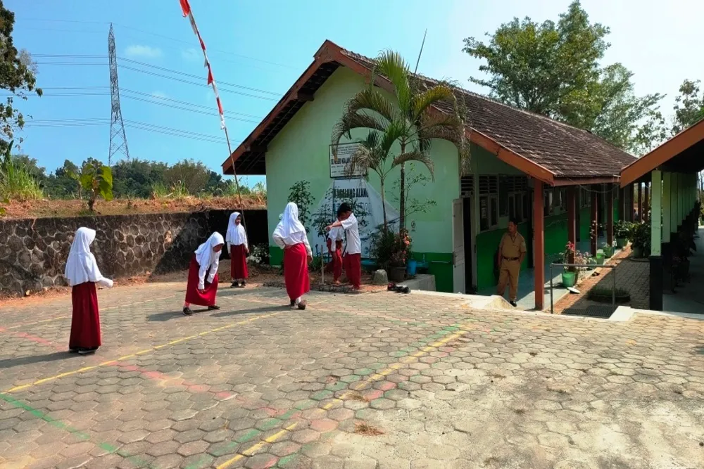Penggabungan Sekolah Dasar: Jalan Terjal Efisiensi Pendidikan Daerah