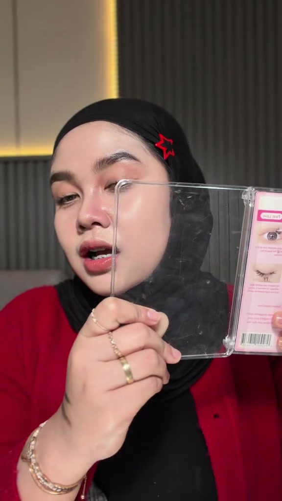 Wadah plastik bening ditekankan ke pipi yang sudah ber-makeup untuk menguji transfer, tidak ada bekas foundation yang menempel