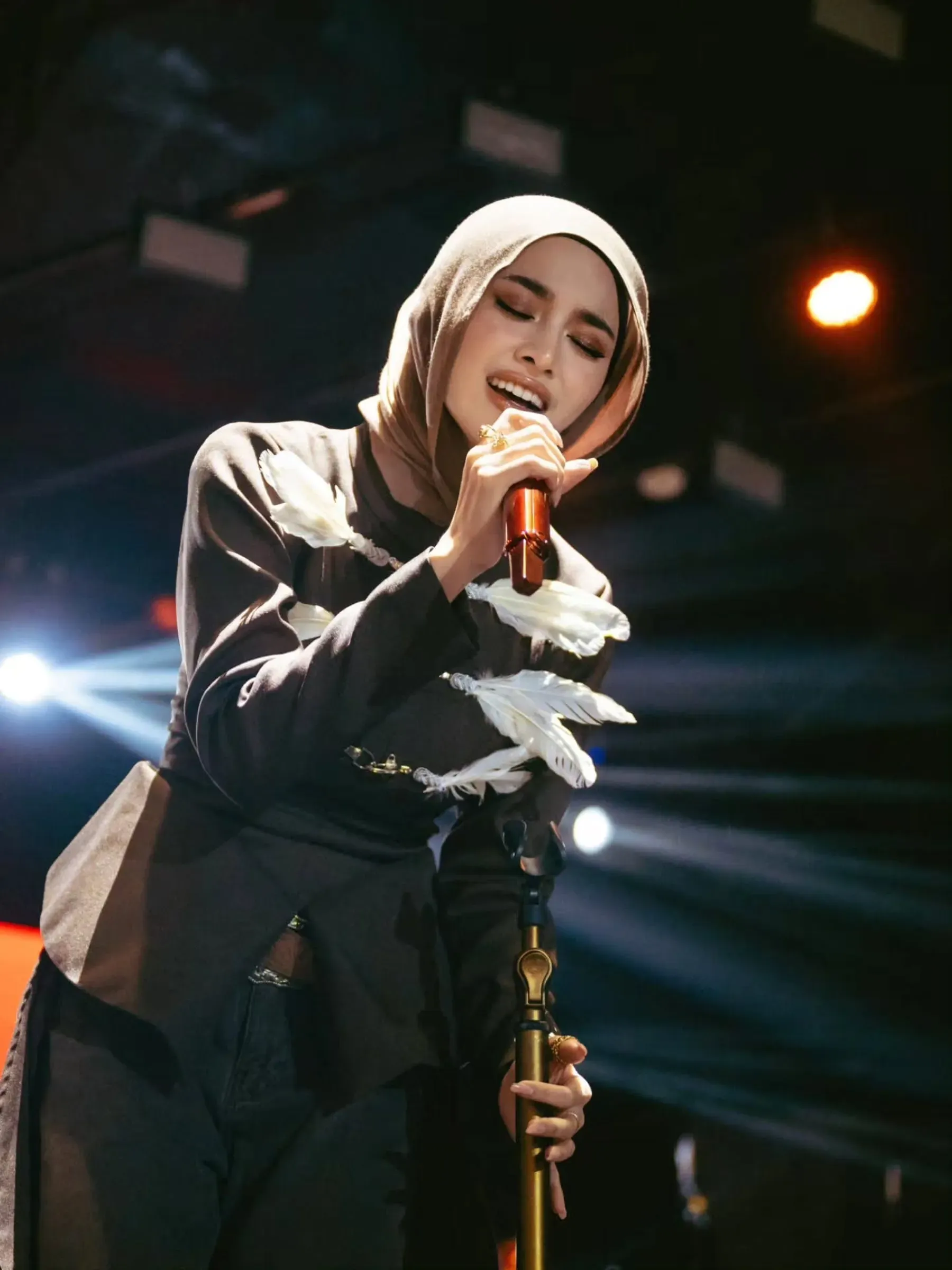 Transformasi Penampilan Mahalini: Hijab, Earth Tone, dan Panggung Aceh