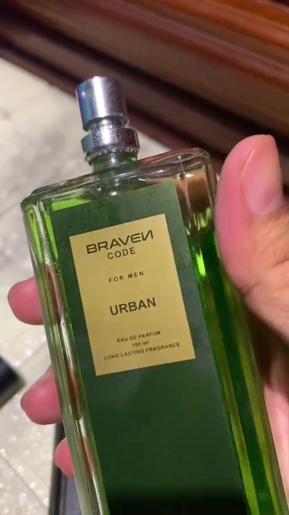 Close up botol Braven Code Urban berwarna hijau tanpa tutup sehingga atomizernya terlihat, difoto di luar ruangan