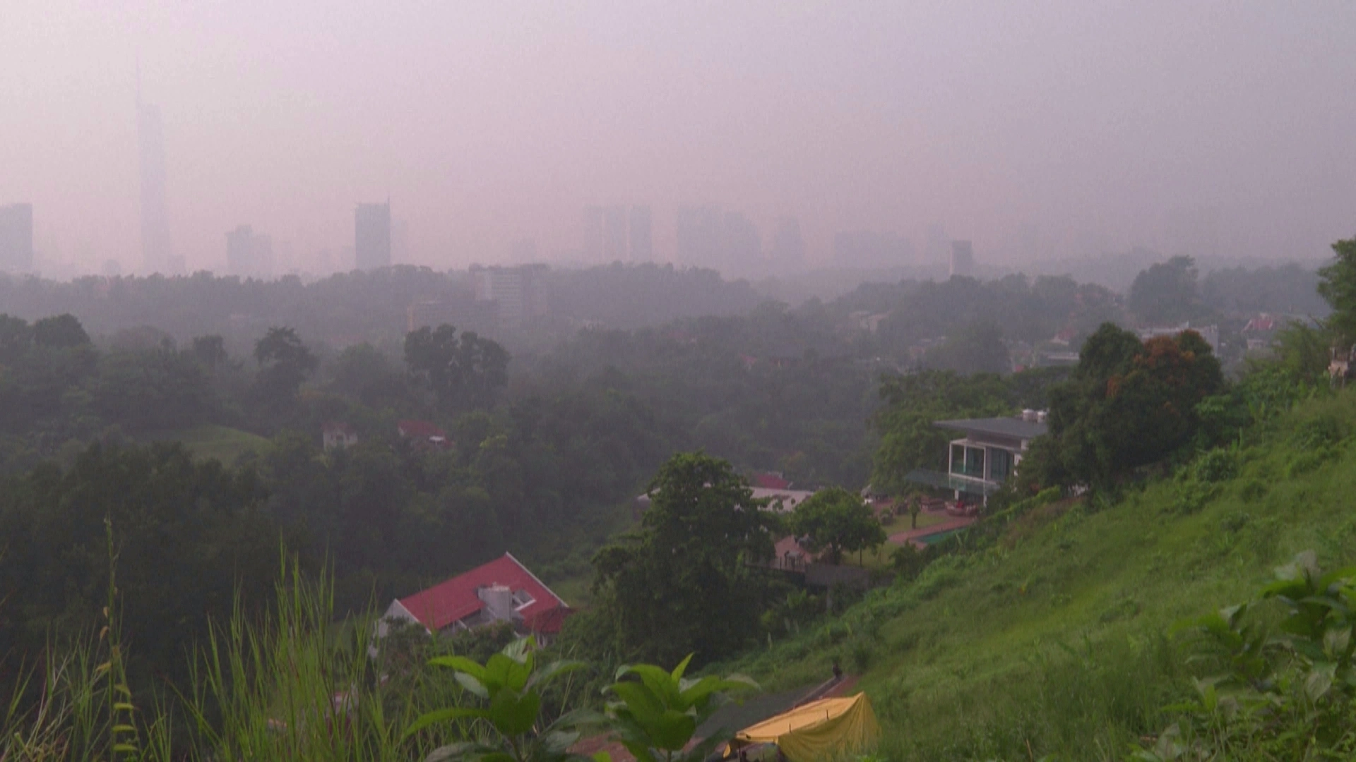 Kabut Asap Lintas Batas: Ketika Cuaca Ekstrem Mengunci Krisis Udara Regional