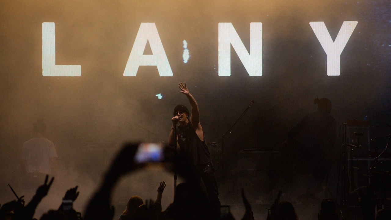 9 Lagu Wajib Hafal untuk Sing Along di Konser LANY Jakarta