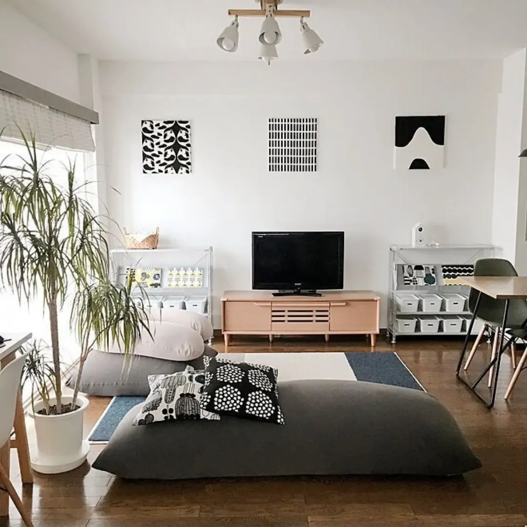 Ruang Keluarga Lesehan Tanpa Sofa yang Bikin Rumah Mungil Terasa Lega dan Hangat