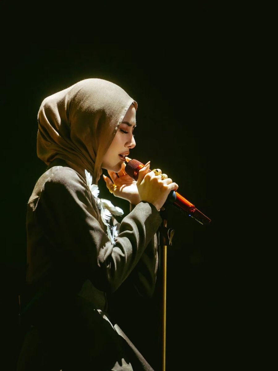 Mahalini Berhijab: Transformasi Gaya yang Memikat Penggemar