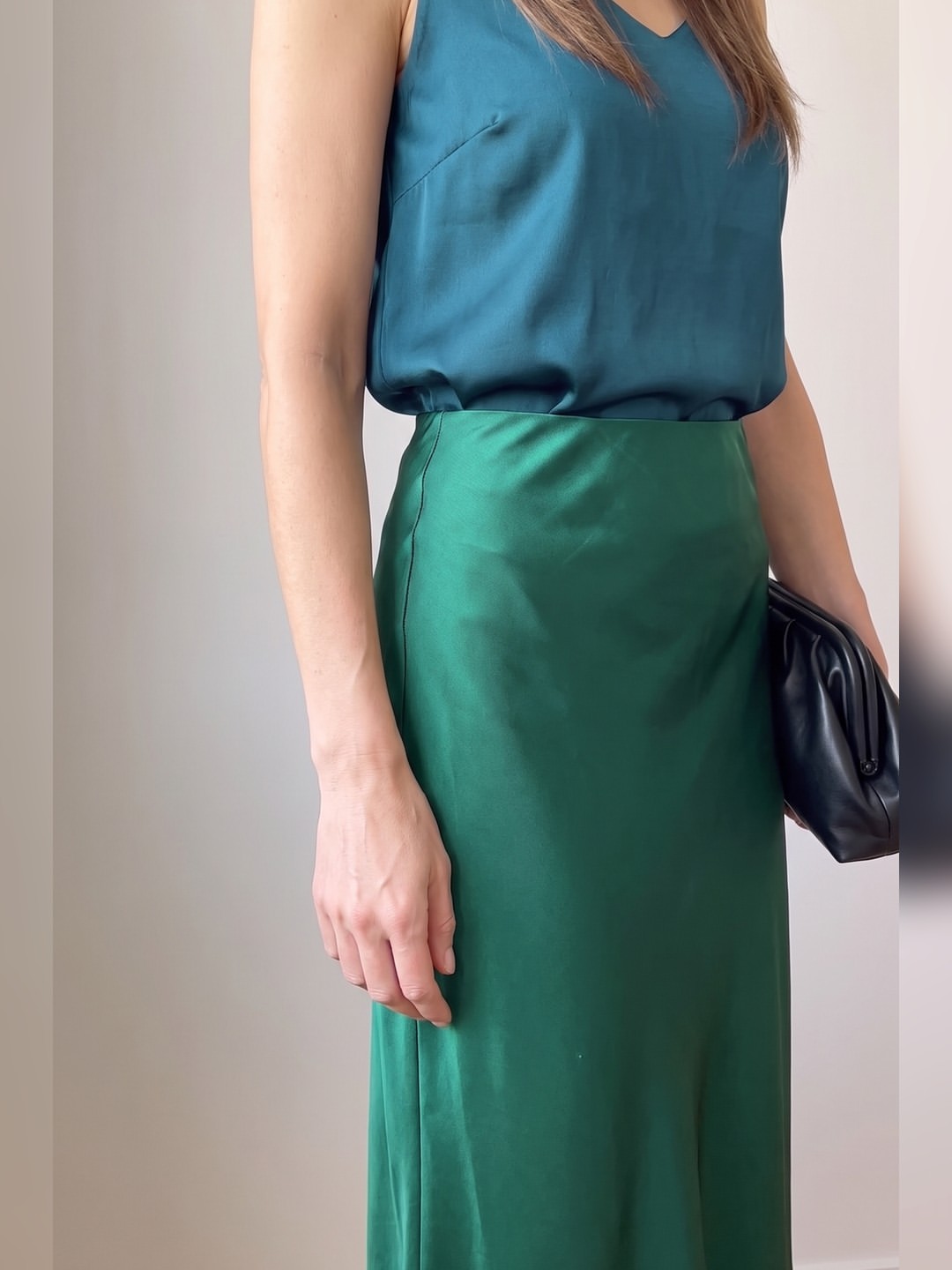 Satu Slip Skirt Satin untuk Sembilan Look, dari Kantor sampai Date Night