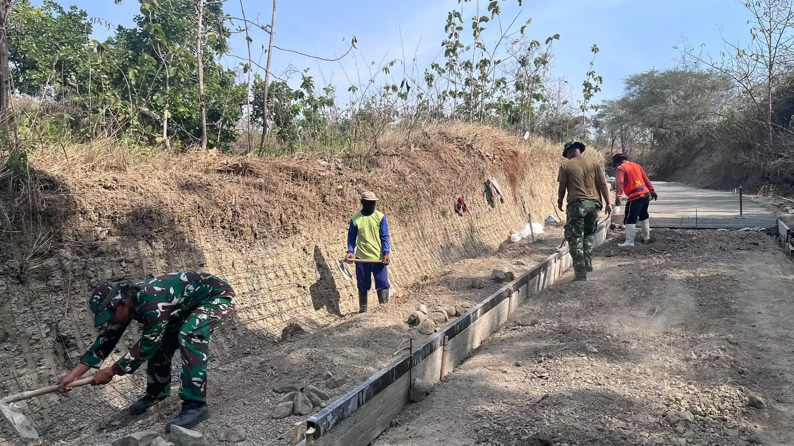 Dari Jalan Rusak ke Peluang Ekonomi: Makna TMMD di Desa
