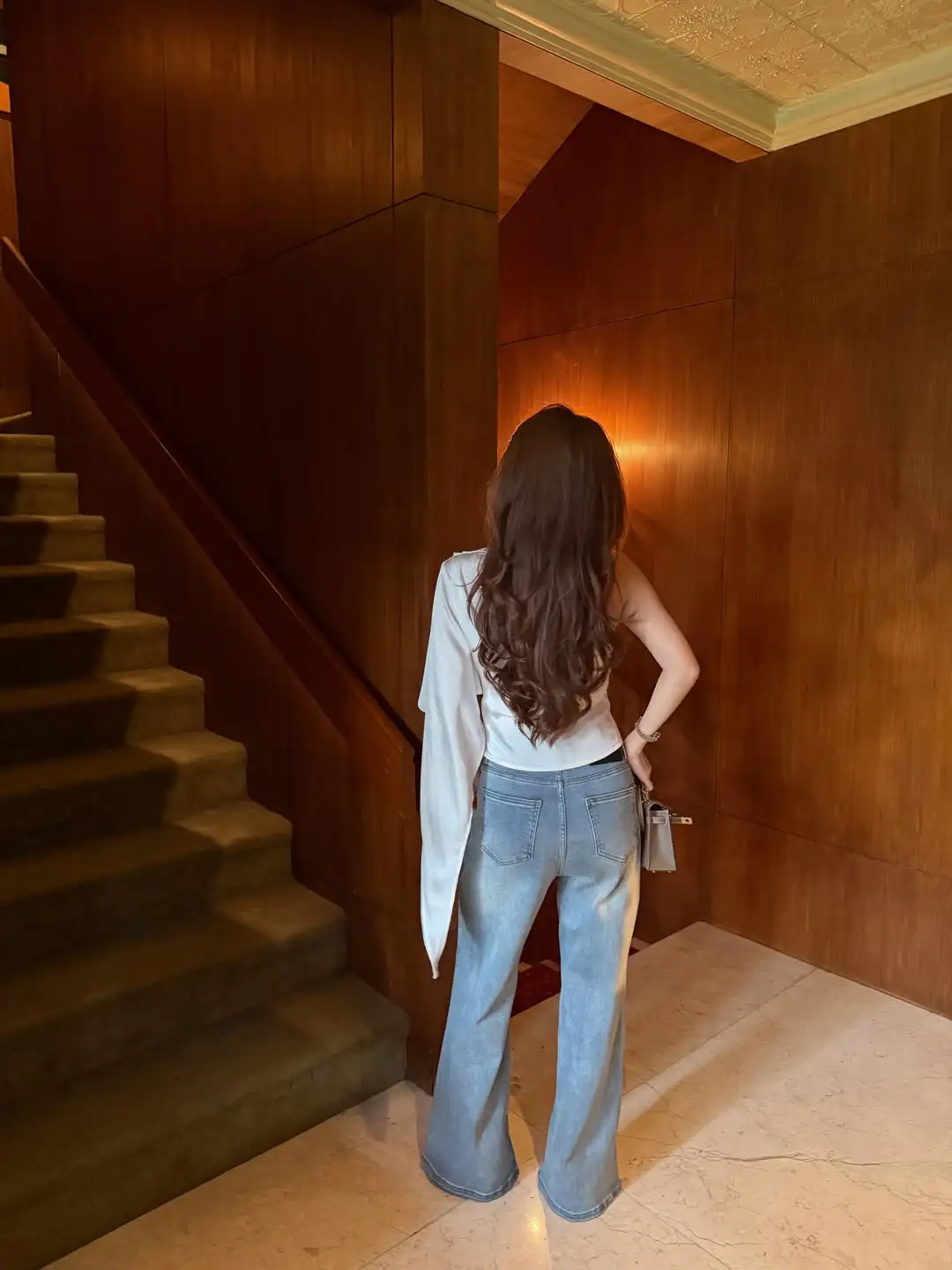 One Shoulder Top Lagi Ramai di FYP, Ini Cara Pilih dan Styling biar Nggak Melorot