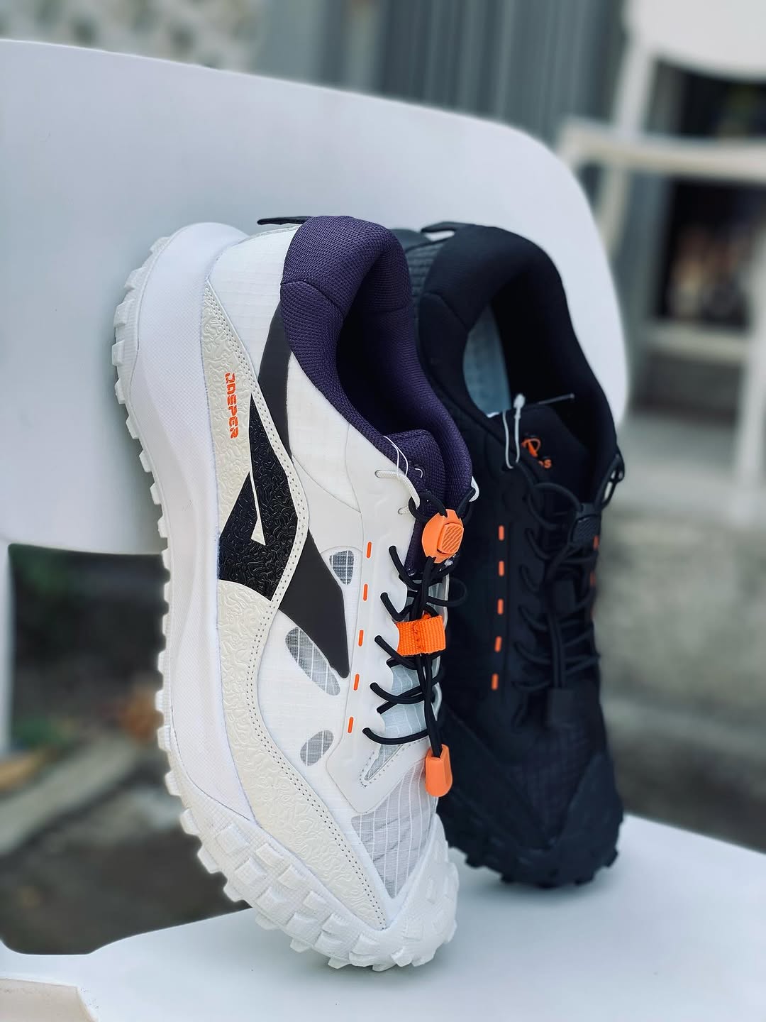 Dua Ardiles ATF Jasper, White Vaporous dan Black Vibrant, tampak samping menonjolkan sidewall embos dan tali quick-lace
