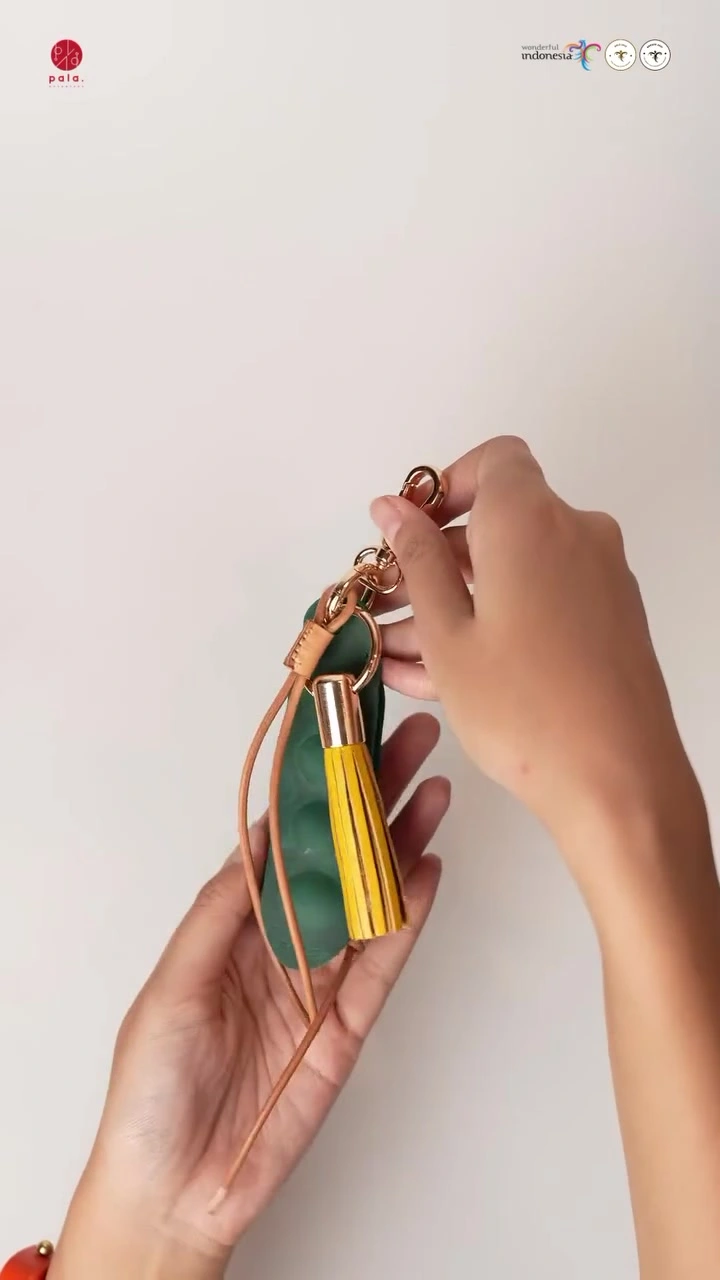 Kirain Bag Charm Itu Cuma Aksesori Gemas, Ternyata Brand Lokal Ada yang Bikin dari Kulit Sisa Produksi