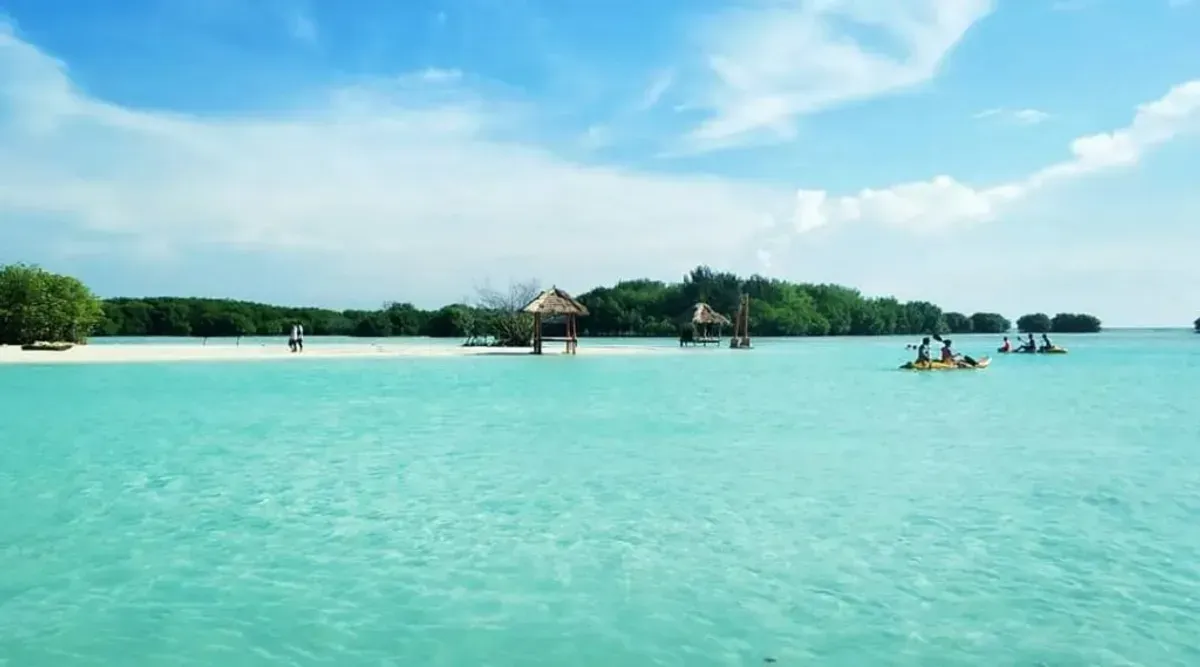 10 Pantai Dekat Jakarta untuk Liburan Akhir Pekan Terjangkau