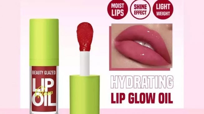 Tube Beauty Glazed Lip Glow Oil tutup hijau neon dengan aplikator berisi produk merah dan contoh hasil glossy di bibir